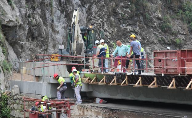 Colocado el último puente del Desfiladero de La Hermida, que permitirá abrir la carretera este viernes