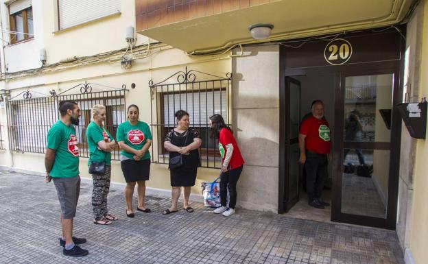 La familia desalojada en Solares presenta una denuncia porque no había orden judicial para el desahucio