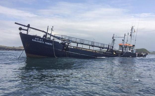 El seguro del armador se encargará de reflotar la draga hundida en Suances