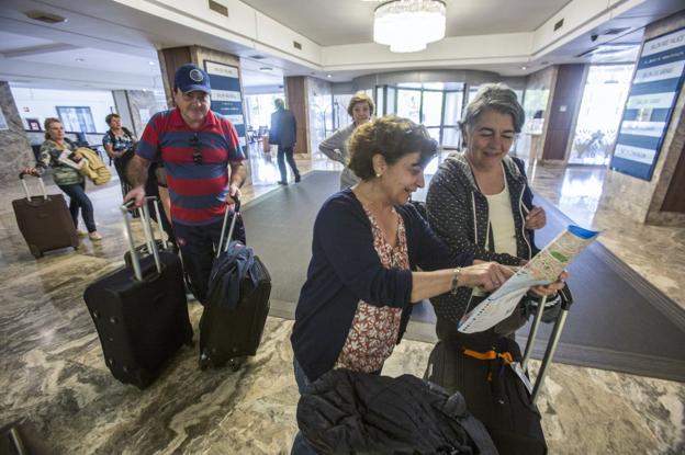 Las reservas hoteleras para julio descienden «cinco o seis puntos» en un verano «incierto»