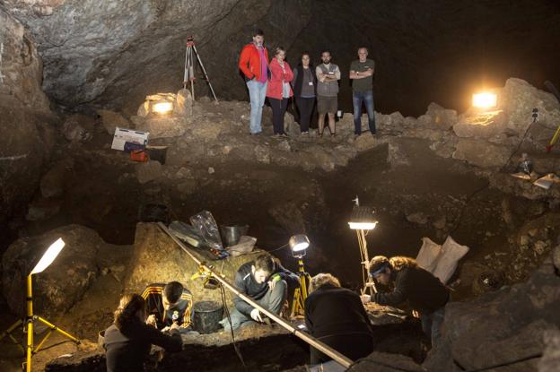La campaña de excavación en la cueva de El Pendo llega a su fin
