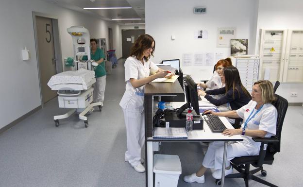 Los hospitales entran en la 'operación verano' con menos cirugías y refuerzos en Urgencias