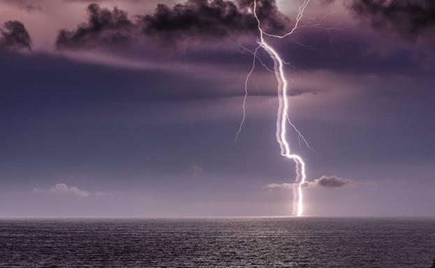 La tormenta eléctrica en Cantabria: 909 rayos y 44 incidencias