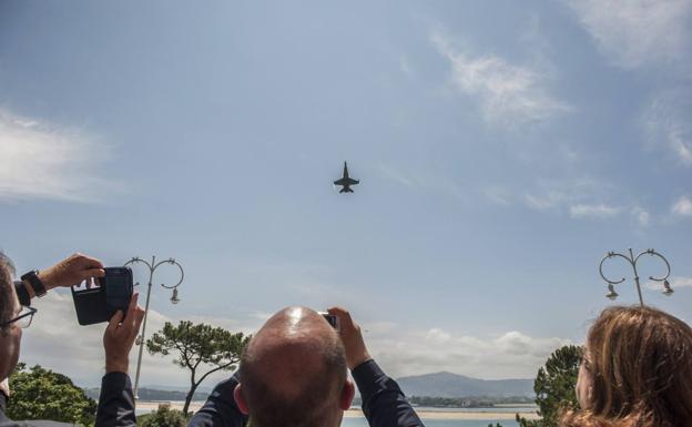 Los F18 sobrevuelan la bahía de Santander