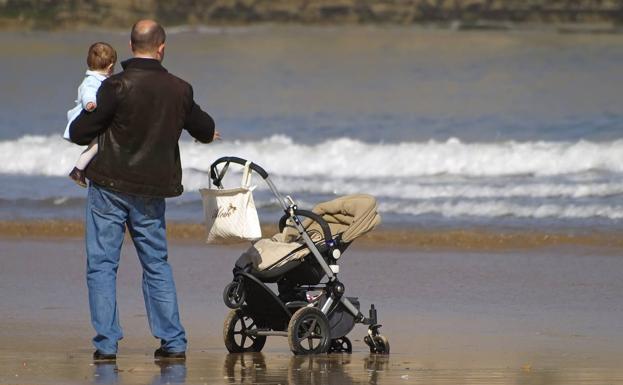 Los padres que tengan un hijo a partir del jueves disfrutarán de una semana más de permiso