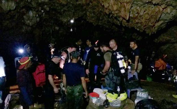 Tailandia prepara la delicada evacuación de los niños atrapados en una cueva