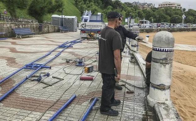 Las denuncias del Grupo Alceda no frenan la retirada de las barandillas de El Sardinero