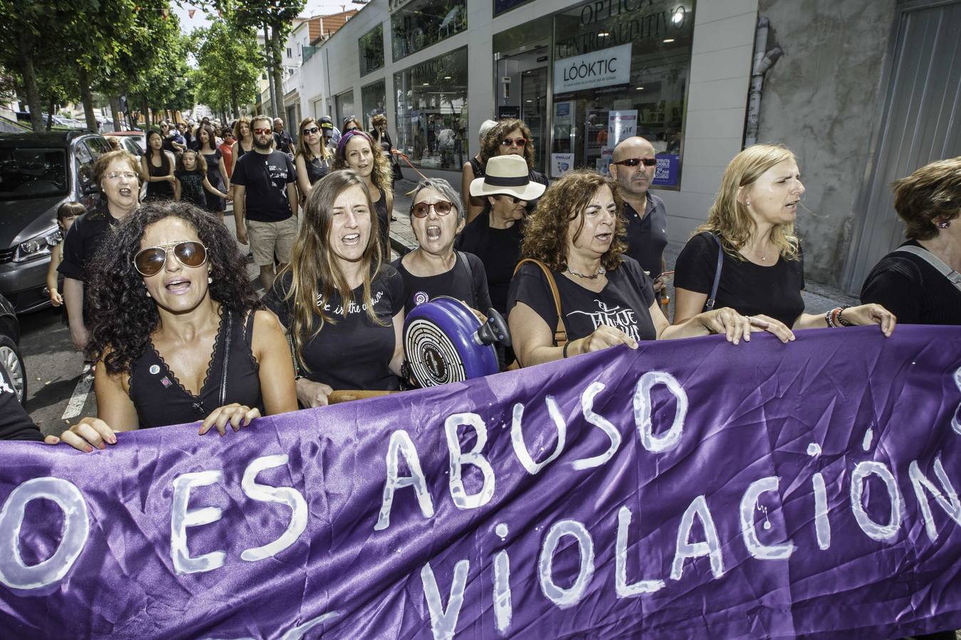 Mujeres de Santander se visten de negro para pedir seguridad frente a las agresiones sexistas en las fiestas