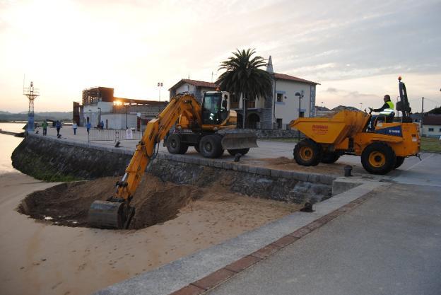 Santoña traslada arena de La Machina a las zona de 'las dos rampas'