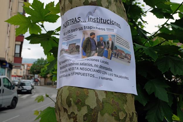 Carteles en contra del alcalde de Cabezón por los trabajadores de Corporaciones