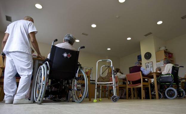 Estalla el conflicto del sector de la dependencia con el Gobierno tras otro cruce de reproches