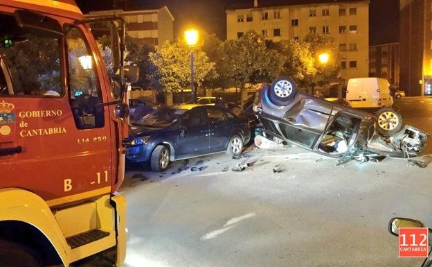 Vuelca un coche en mitad de Colindres