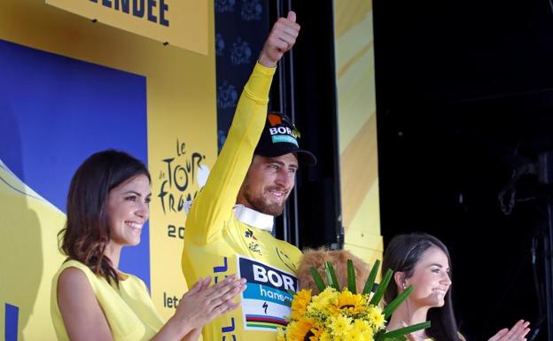 Sagan, favorecido por una caída de Gaviria, gana y se viste de amarillo