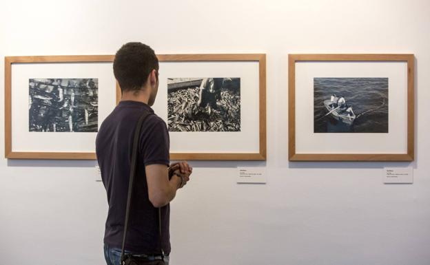 Una exposición de fotografía recuerda en el CDIS el trabajo de los marineros gallegos de los años 30