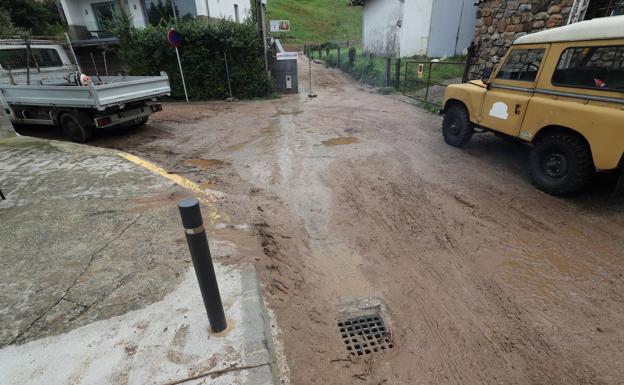 Las fuertes tormentas dejan un reguero de bajos inundados, trombas en las calles y cortes de luz