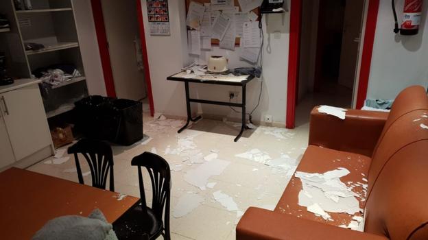 La escayola del techo de Urgencias de Santoña se cae por una fuga de agua