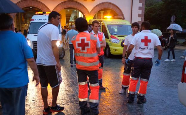 Ocho personas resultan heridas por la explosión de un cohete en Comillas