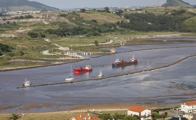 Suances exige la «inmediata retirada» de la grúa «abandonada» en la ría