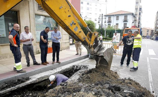 Un socavón en la calle Julián Ceballos de Torrelavega obliga a cortar el tráfico en un carril