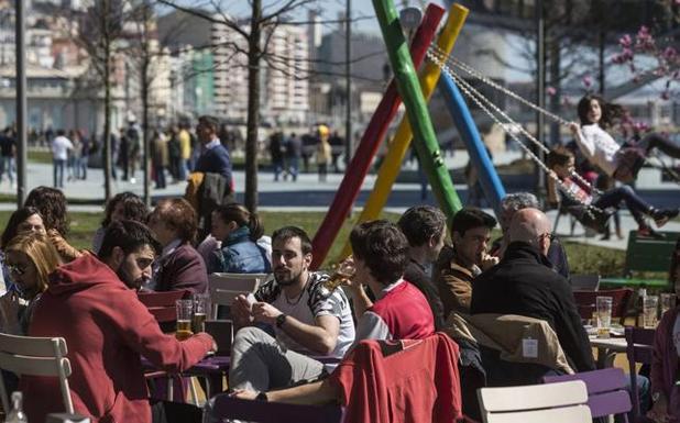 Cantabria supera la crisis a costa de más empleo público y camareros