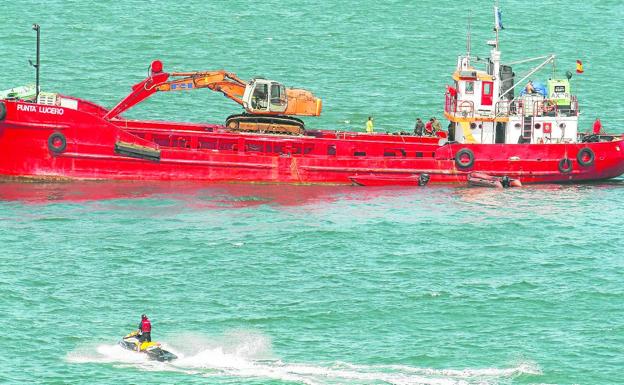 Comienzan los trabajos para reflotar la draga que se hundió en Suances