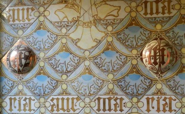 La cerámica modernista de Domènech i Montaner decora El Espolón de Comillas