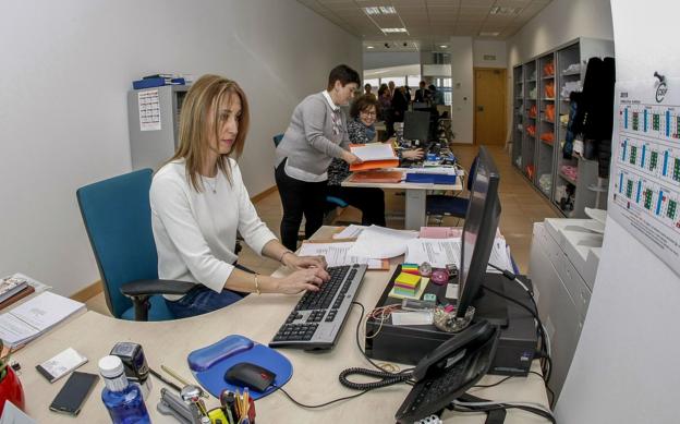 Cantabria destina 12,4 millones a subir el 1,5% del sueldo a los empleados públicos