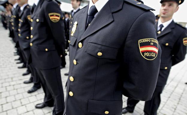 Agentes de PolicÃa Nacional durante su ceremonia de graduación./Manuel Bruque