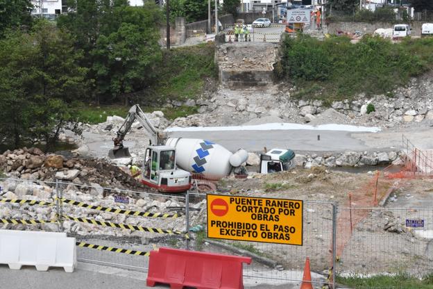 La pasarela sobre el Besaya en Los Corrales estará en servicio a finales de este mes