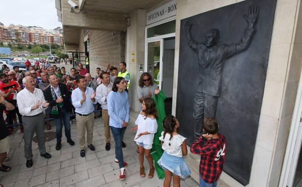 Nando Yosu ya preside la fachada de los Campos de Sport