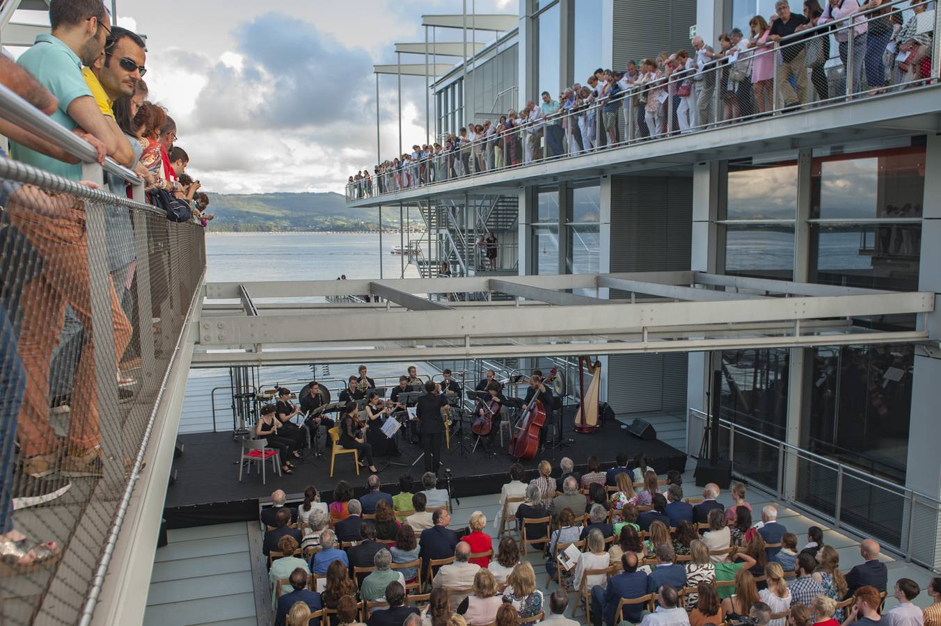 Un adiós musical sobre la bahía de Santander