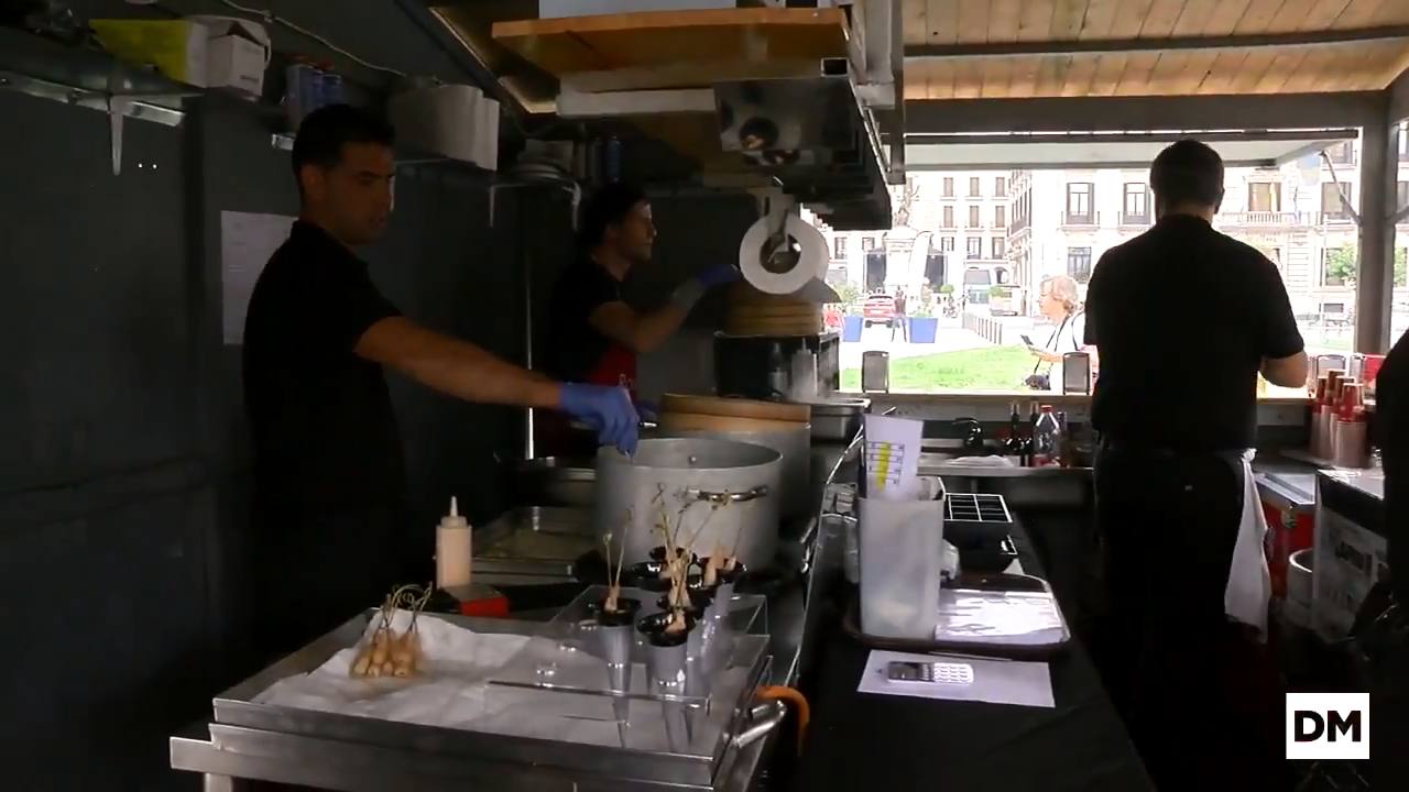 Hoy descubrimos cómo se trabaja en una de las casetas de la Feria de Día
