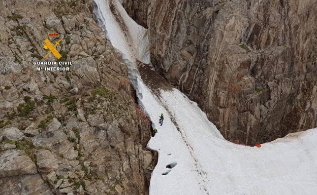 Un montañero de Castro Urdiales muere al caer en un nevero en el Pirineo de Huesca