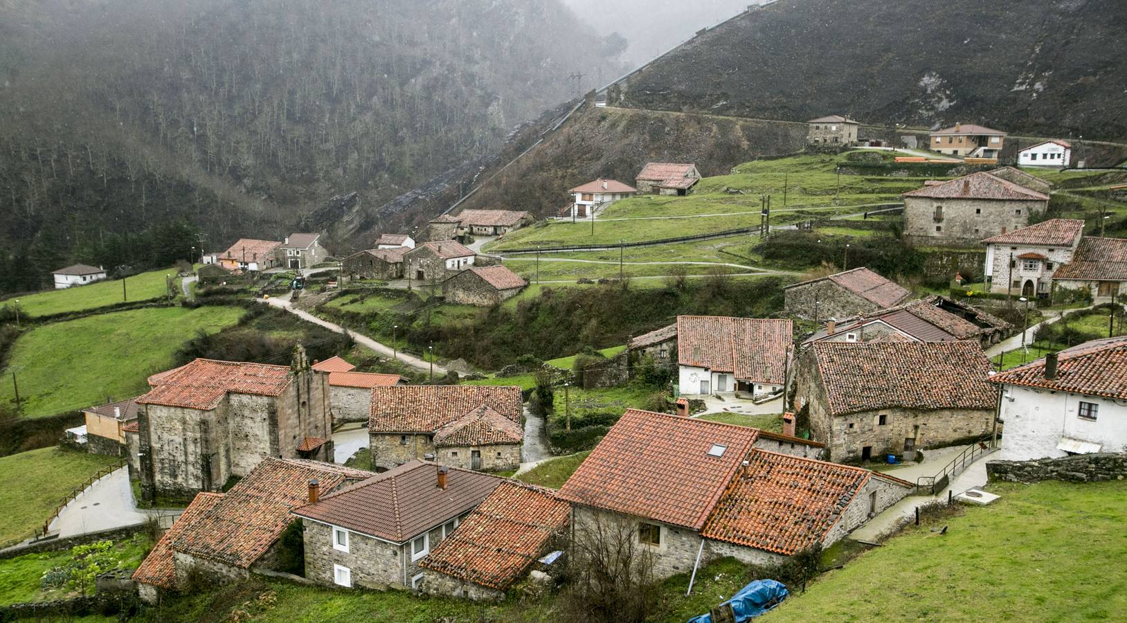 El pedáneo de La Lastra denuncia ante la CHC vertidos de aguas residuales en el arroyo del pueblo
