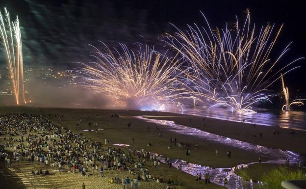 El Sardinero se ilumina con los fuegos artificiales