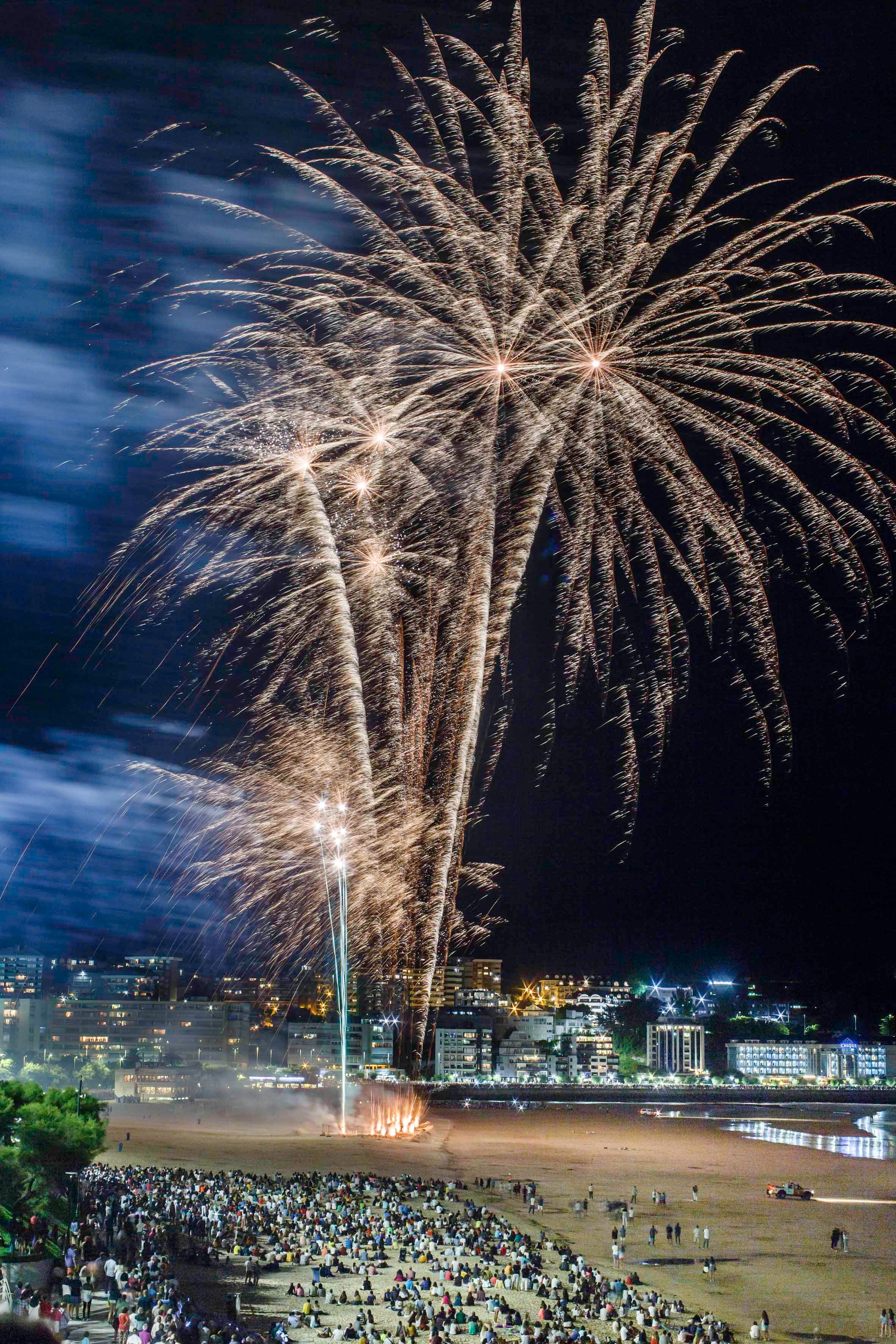 El Sardinero se ilumina con los fuegos artificiales