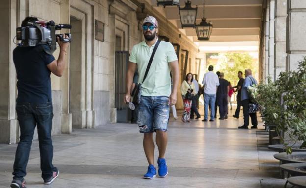 El guardia civil de la Manada celebra seguir libre para «estar tranquilo» con su hija