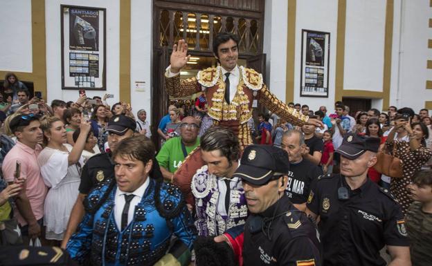 Perera sale por la puerta grande de Cuatro Caminos