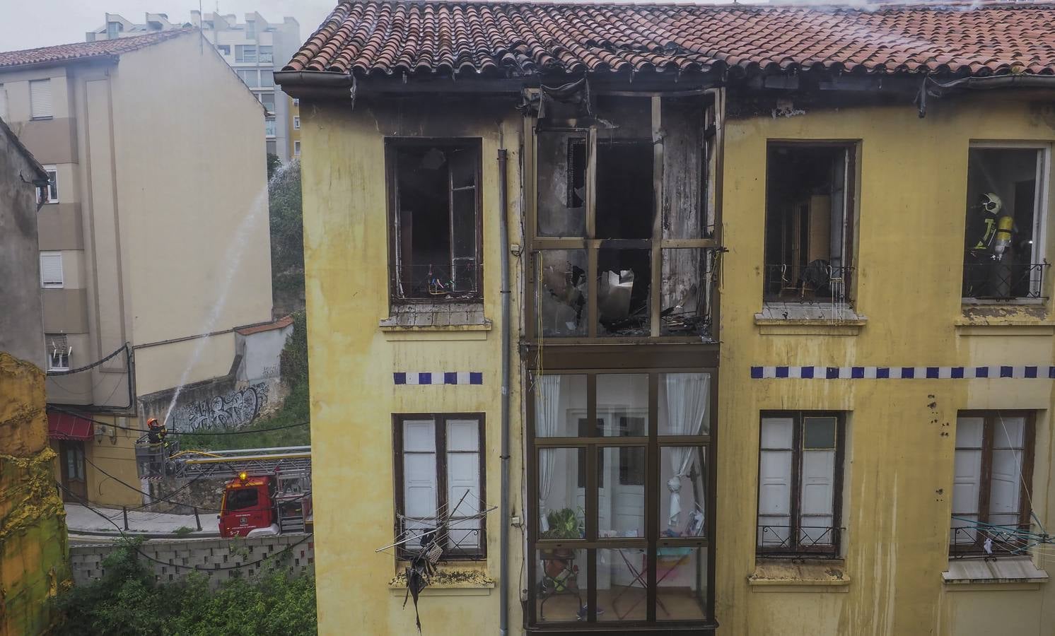 Llevan a Cruces al herido con graves quemaduras en el incendio de un piso en la calle San Sebastián