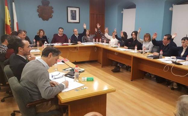 PSOE, IU y los concejales no adscritos reprueban al alcalde de El Astillero