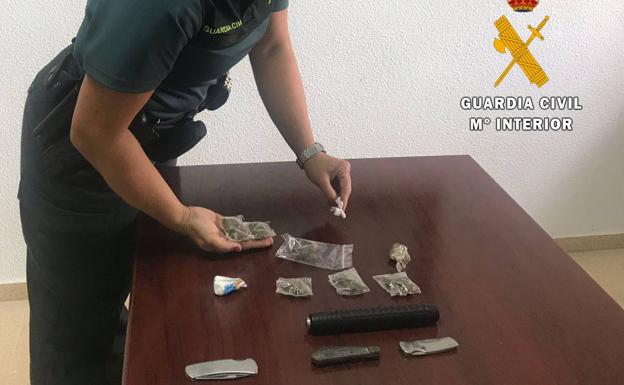 Tira la droga por la ventana al toparse con un control de la Guardia Civil en Noja