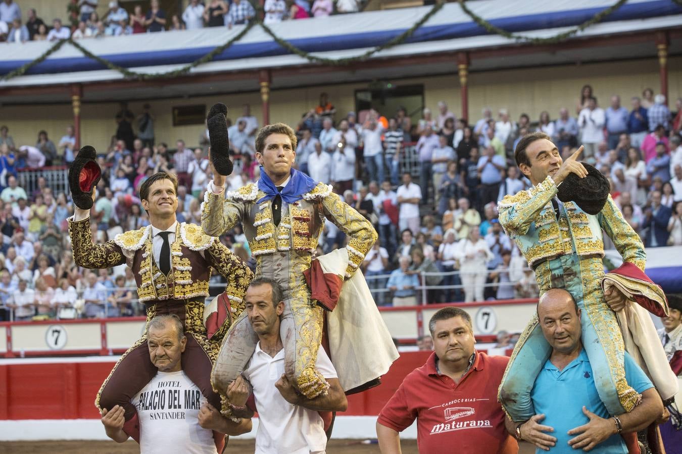 Ponce, El Juli y Ginés Marín salen por la puerta grande