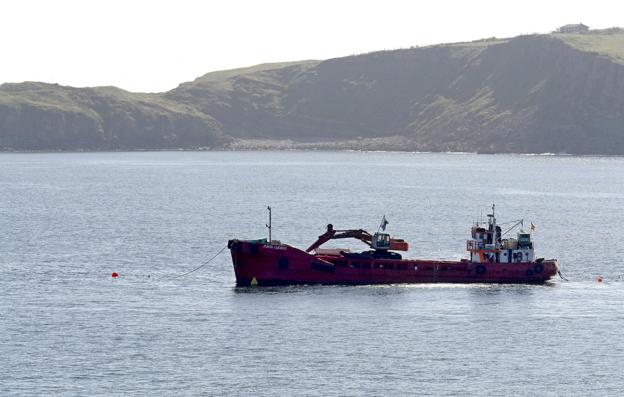 El reflotamiento de la draga en Suances se retrasa por la aparición de hidrocarburos