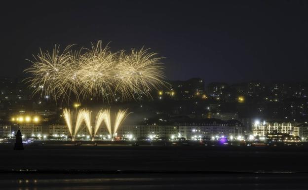 Cielo luminoso sobre el muelle