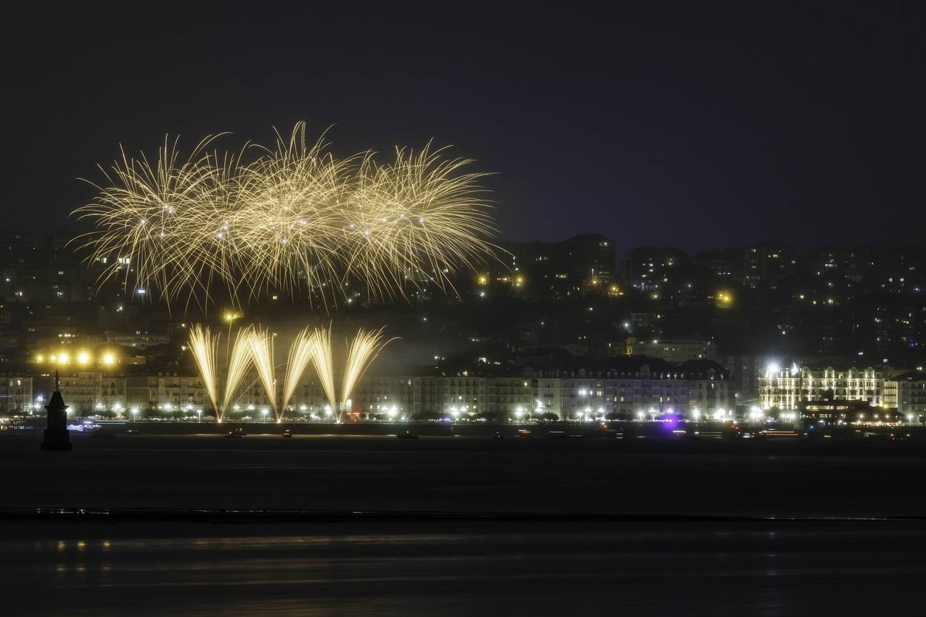 Fuegos sobre el muelle