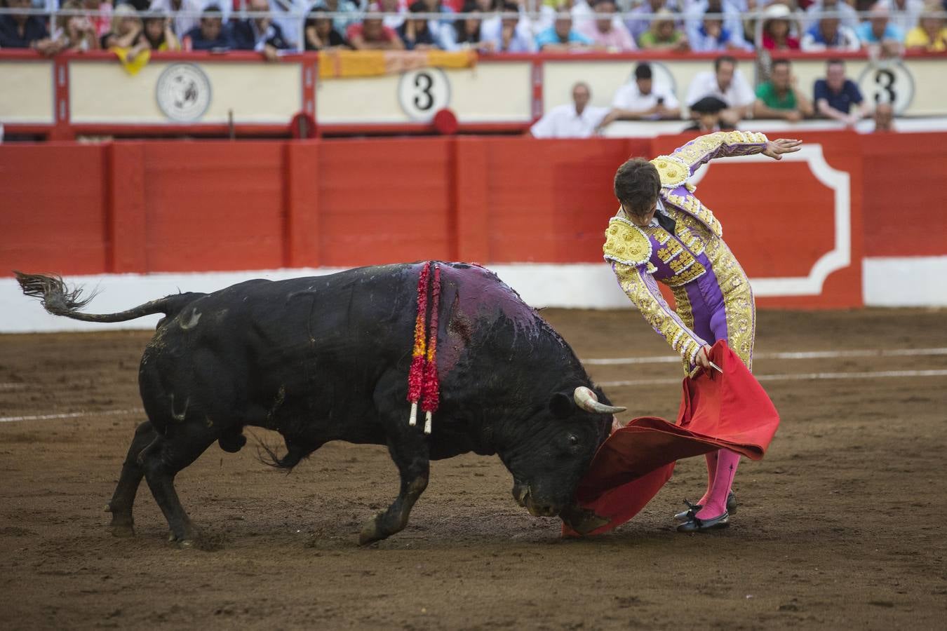 Alejandro Marcos salva la penúltima corrida de la Feria de Santiago