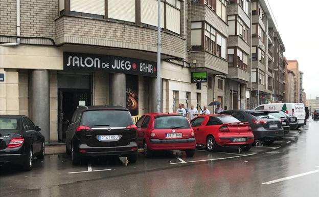 En busca y captura un joven que anoche apuñaló en el cuello a otro en un salón de juegos de Maliaño