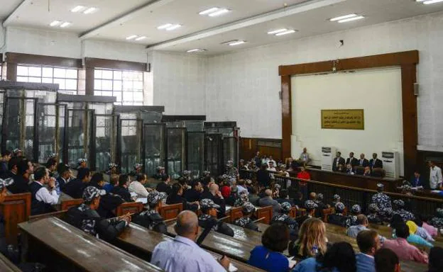 Un tribunal de Egipto condena a muerte a 75 participantes en las acampadas de 2013 en El Cairo