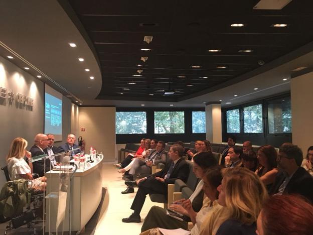 Una treintena de empresarios cántabros se reunieron con el embajador de Chile