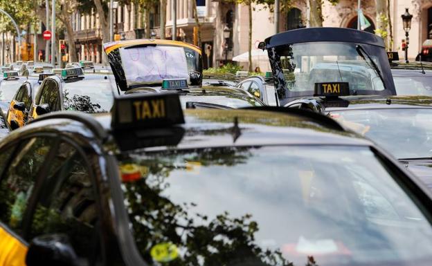 Fomento cederá a las regiones la concesión de licencias de Uber y Cabify para calmar al taxi